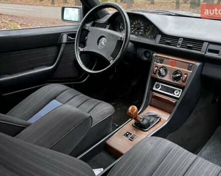 Белый Мерседес Е-Класс, объемом двигателя 2.2 л и пробегом 321 тыс. км за 2500 $, фото 9 на Automoto.ua