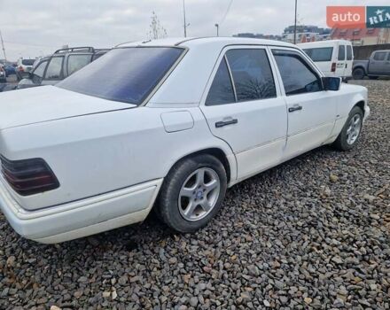 Білий Мерседес Е-Клас, об'ємом двигуна 2 л та пробігом 380 тис. км за 1600 $, фото 4 на Automoto.ua