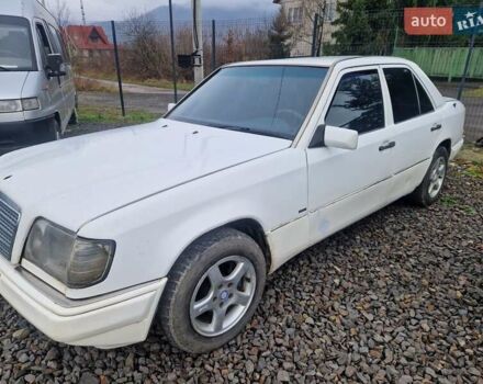 Білий Мерседес Е-Клас, об'ємом двигуна 2 л та пробігом 380 тис. км за 1600 $, фото 2 на Automoto.ua