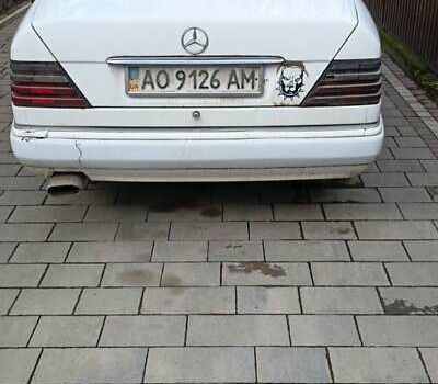 Белый Мерседес Е-Класс, объемом двигателя 2 л и пробегом 360 тыс. км за 1000 $, фото 2 на Automoto.ua