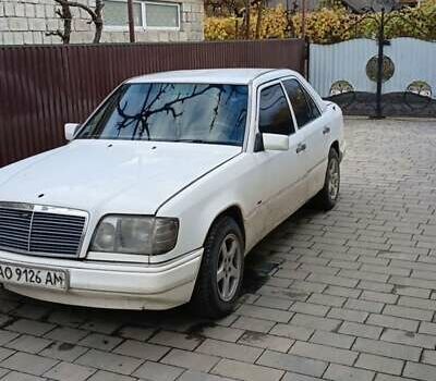 Белый Мерседес Е-Класс, объемом двигателя 2 л и пробегом 360 тыс. км за 1000 $, фото 1 на Automoto.ua