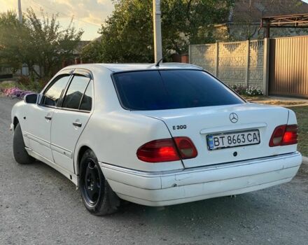 Белый Мерседес Е-Класс, объемом двигателя 3 л и пробегом 300 тыс. км за 1250 $, фото 2 на Automoto.ua