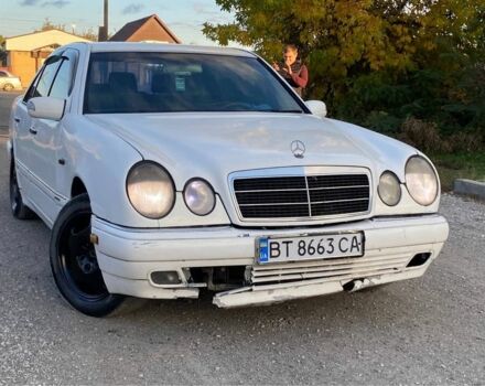 Белый Мерседес Е-Класс, объемом двигателя 3 л и пробегом 300 тыс. км за 1250 $, фото 4 на Automoto.ua