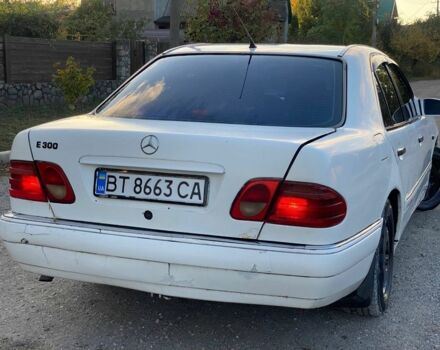 Белый Мерседес Е-Класс, объемом двигателя 3 л и пробегом 300 тыс. км за 1250 $, фото 1 на Automoto.ua