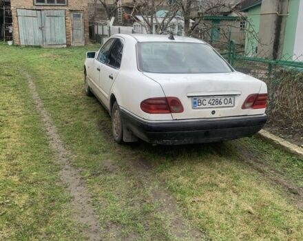 Белый Мерседес Е-Класс, объемом двигателя 2 л и пробегом 300 тыс. км за 1400 $, фото 3 на Automoto.ua
