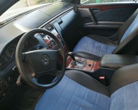 Білий Мерседес Е-Клас, об'ємом двигуна 2.3 л та пробігом 252 тис. км за 7500 $, фото 4 на Automoto.ua