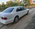 Белый Мерседес Е-Класс, объемом двигателя 2.2 л и пробегом 200 тыс. км за 1650 $, фото 3 на Automoto.ua