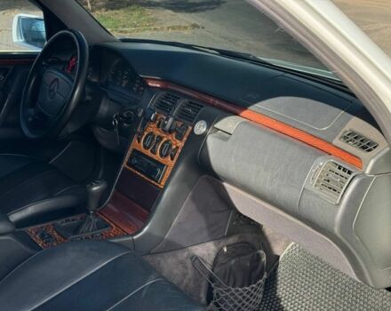 Мерседес Е-Класс 1998 в Николаеве на Automoto.ua Белый Мерседес Е-Класс, объемом двигателя 2.2 л и пробегом 300 тыс. км за 2199 $, фото 13 на Automoto.ua