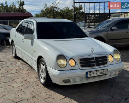 Білий Мерседес Е-Клас, об'ємом двигуна 2.2 л та пробігом 300 тис. км за 2199 $, фото 2 на Automoto.ua
