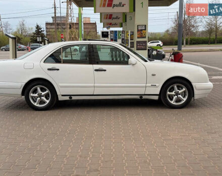 Белый Мерседес Е-Класс, объемом двигателя 2.87 л и пробегом 350 тыс. км за 4800 $, фото 12 на Automoto.ua