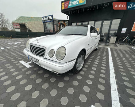 Білий Мерседес Е-Клас, об'ємом двигуна 2.8 л та пробігом 487 тис. км за 5900 $, фото 2 на Automoto.ua
