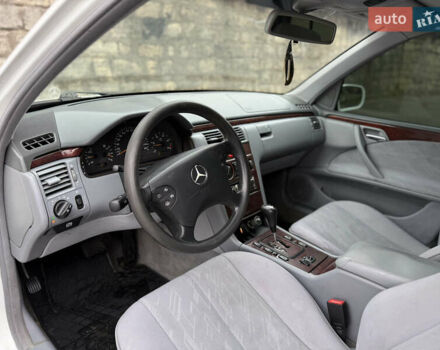 Белый Мерседес Е-Класс, объемом двигателя 3.22 л и пробегом 338 тыс. км за 4300 $, фото 20 на Automoto.ua