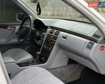 Белый Мерседес Е-Класс, объемом двигателя 3.22 л и пробегом 338 тыс. км за 4300 $, фото 22 на Automoto.ua