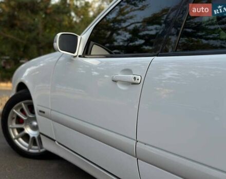 Мерседес Е-Класс 2000 в Николаеве на Automoto.ua Белый Мерседес Е-Класс, объемом двигателя 3.2 л и пробегом 336 тыс. км за 4800 $, фото 3 на Automoto.ua
