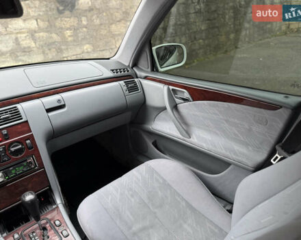 Белый Мерседес Е-Класс, объемом двигателя 3.22 л и пробегом 338 тыс. км за 4300 $, фото 18 на Automoto.ua