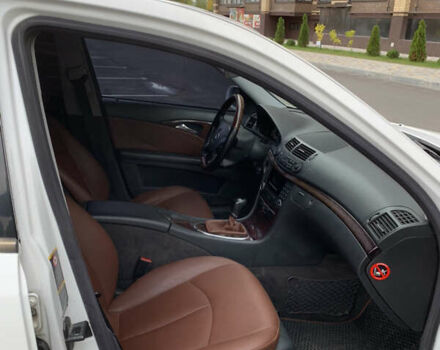 Белый Мерседес Е-Класс, объемом двигателя 2.2 л и пробегом 468 тыс. км за 5700 $, фото 3 на Automoto.ua