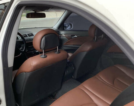 Белый Мерседес Е-Класс, объемом двигателя 2.2 л и пробегом 468 тыс. км за 5700 $, фото 5 на Automoto.ua