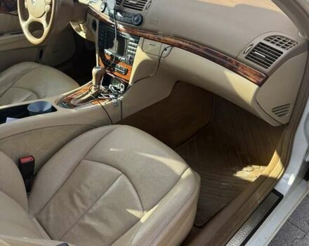 Білий Мерседес Е-Клас, об'ємом двигуна 5.5 л та пробігом 173 тис. км за 15000 $, фото 41 на Automoto.ua