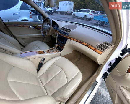 Белый Мерседес Е-Класс, объемом двигателя 3.5 л и пробегом 223 тыс. км за 10500 $, фото 4 на Automoto.ua