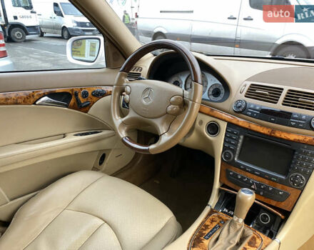 Белый Мерседес Е-Класс, объемом двигателя 3.5 л и пробегом 223 тыс. км за 10500 $, фото 3 на Automoto.ua