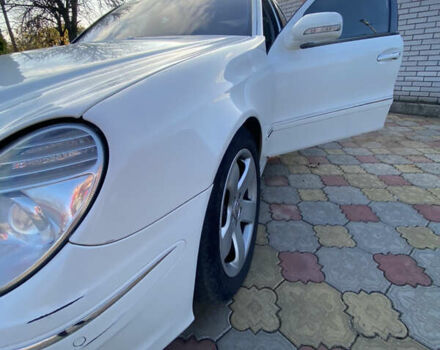 Белый Мерседес Е-Класс, объемом двигателя 2.2 л и пробегом 330 тыс. км за 8300 $, фото 12 на Automoto.ua