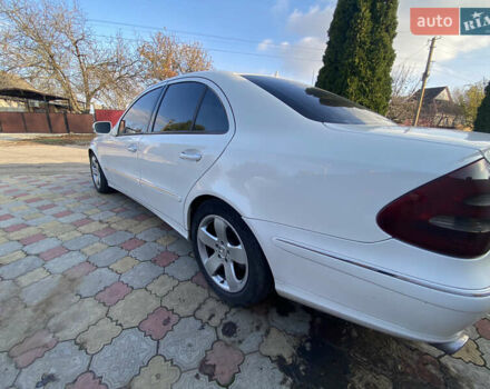 Белый Мерседес Е-Класс, объемом двигателя 2.2 л и пробегом 330 тыс. км за 8300 $, фото 13 на Automoto.ua