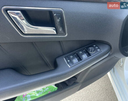 Белый Мерседес Е-Класс, объемом двигателя 2.14 л и пробегом 321 тыс. км за 11300 $, фото 63 на Automoto.ua