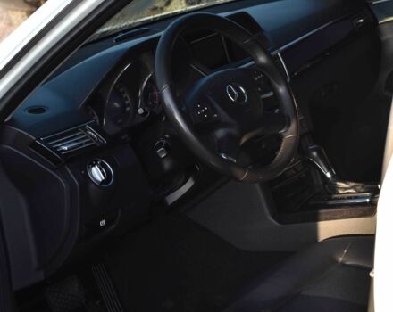 Белый Мерседес Е-Класс, объемом двигателя 2.2 л и пробегом 276 тыс. км за 12200 $, фото 6 на Automoto.ua