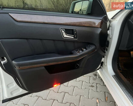 Белый Мерседес Е-Класс, объемом двигателя 2.14 л и пробегом 283 тыс. км за 13900 $, фото 41 на Automoto.ua