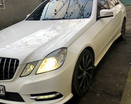 Белый Мерседес Е-Класс, объемом двигателя 1.8 л и пробегом 220 тыс. км за 15000 $, фото 1 на Automoto.ua