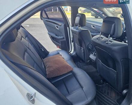 Белый Мерседес Е-Класс, объемом двигателя 2.2 л и пробегом 222 тыс. км за 18500 $, фото 19 на Automoto.ua