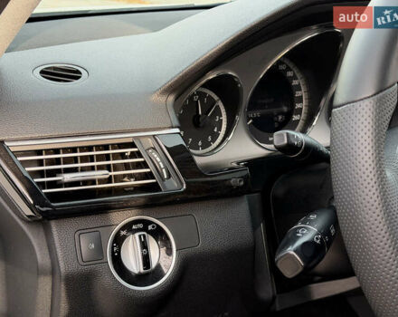 Білий Мерседес Е-Клас, об'ємом двигуна 2.2 л та пробігом 148 тис. км за 17800 $, фото 15 на Automoto.ua
