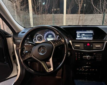 Белый Мерседес Е-Класс, объемом двигателя 3 л и пробегом 296 тыс. км за 12300 $, фото 4 на Automoto.ua