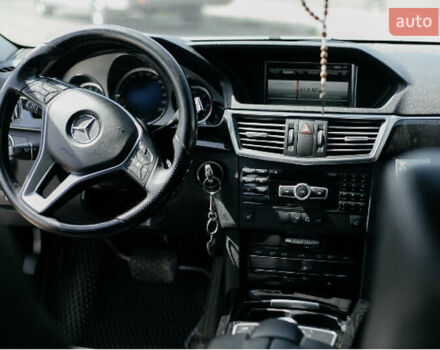 Белый Мерседес Е-Класс, объемом двигателя 2.5 л и пробегом 200 тыс. км за 17500 $, фото 4 на Automoto.ua