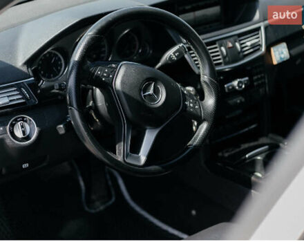 Белый Мерседес Е-Класс, объемом двигателя 2.5 л и пробегом 200 тыс. км за 17500 $, фото 2 на Automoto.ua