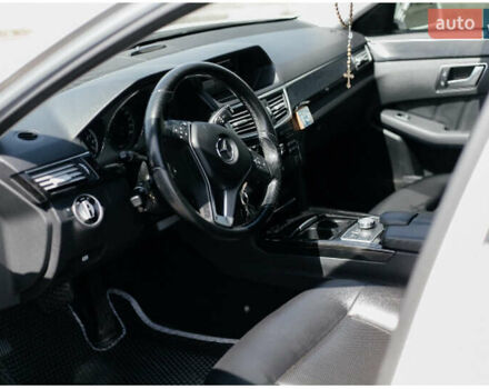 Белый Мерседес Е-Класс, объемом двигателя 2.5 л и пробегом 200 тыс. км за 17500 $, фото 1 на Automoto.ua