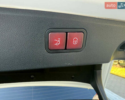 Белый Мерседес Е-Класс, объемом двигателя 2.2 л и пробегом 126 тыс. км за 21500 $, фото 40 на Automoto.ua