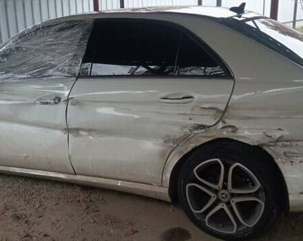 Белый Мерседес Е-Класс, объемом двигателя 2.2 л и пробегом 200 тыс. км за 9000 $, фото 2 на Automoto.ua