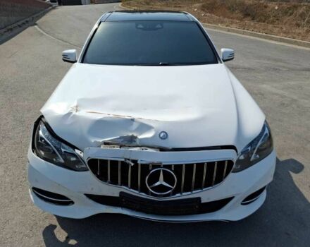 Белый Мерседес Е-Класс, объемом двигателя 2.2 л и пробегом 210 тыс. км за 5500 $, фото 1 на Automoto.ua