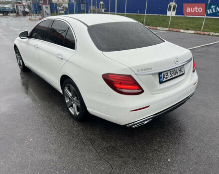 Белый Мерседес Е-Класс, объемом двигателя 1.95 л и пробегом 125 тыс. км за 28500 $, фото 4 на Automoto.ua