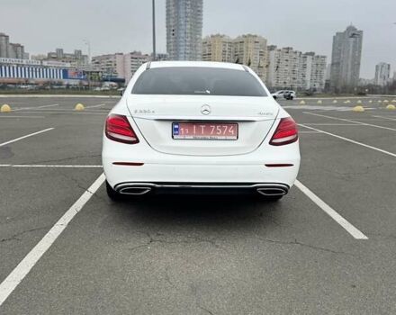 Белый Мерседес Е-Класс, объемом двигателя 2 л и пробегом 89 тыс. км за 33499 $, фото 4 на Automoto.ua