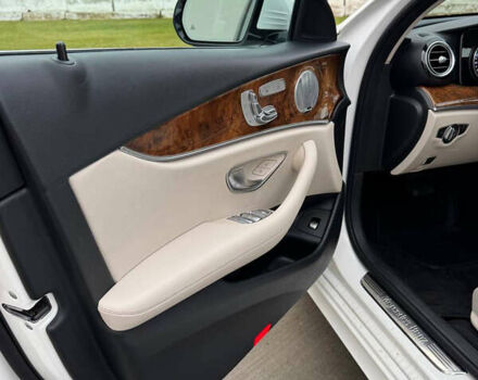 Белый Мерседес Е-Класс, объемом двигателя 1.99 л и пробегом 121 тыс. км за 25000 $, фото 17 на Automoto.ua