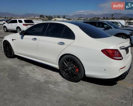 Белый Мерседес Е-Класс, объемом двигателя 3.98 л и пробегом 84 тыс. км за 30000 $, фото 2 на Automoto.ua