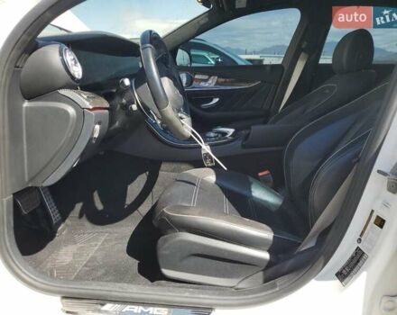 Белый Мерседес Е-Класс, объемом двигателя 3.98 л и пробегом 84 тыс. км за 30000 $, фото 6 на Automoto.ua