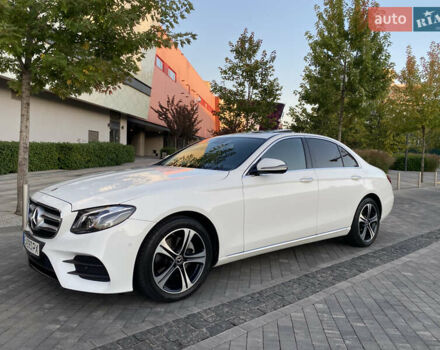 Белый Мерседес Е-Класс, объемом двигателя 2 л и пробегом 109 тыс. км за 33000 $, фото 2 на Automoto.ua