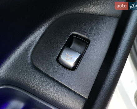 Белый Мерседес Е-Класс, объемом двигателя 2 л и пробегом 109 тыс. км за 33000 $, фото 84 на Automoto.ua