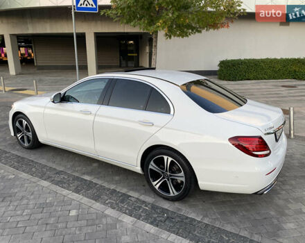Белый Мерседес Е-Класс, объемом двигателя 2 л и пробегом 109 тыс. км за 33000 $, фото 4 на Automoto.ua