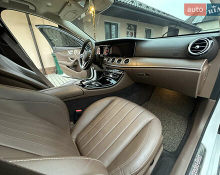 Белый Мерседес Е-Класс, объемом двигателя 1.9 л и пробегом 145 тыс. км за 32700 $, фото 11 на Automoto.ua