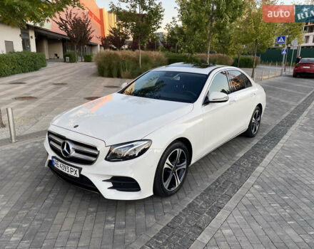 Белый Мерседес Е-Класс, объемом двигателя 2 л и пробегом 109 тыс. км за 33000 $, фото 3 на Automoto.ua