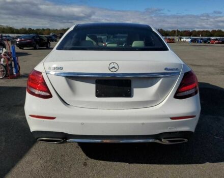 Белый Мерседес Е-Класс, объемом двигателя 2 л и пробегом 53 тыс. км за 9400 $, фото 5 на Automoto.ua